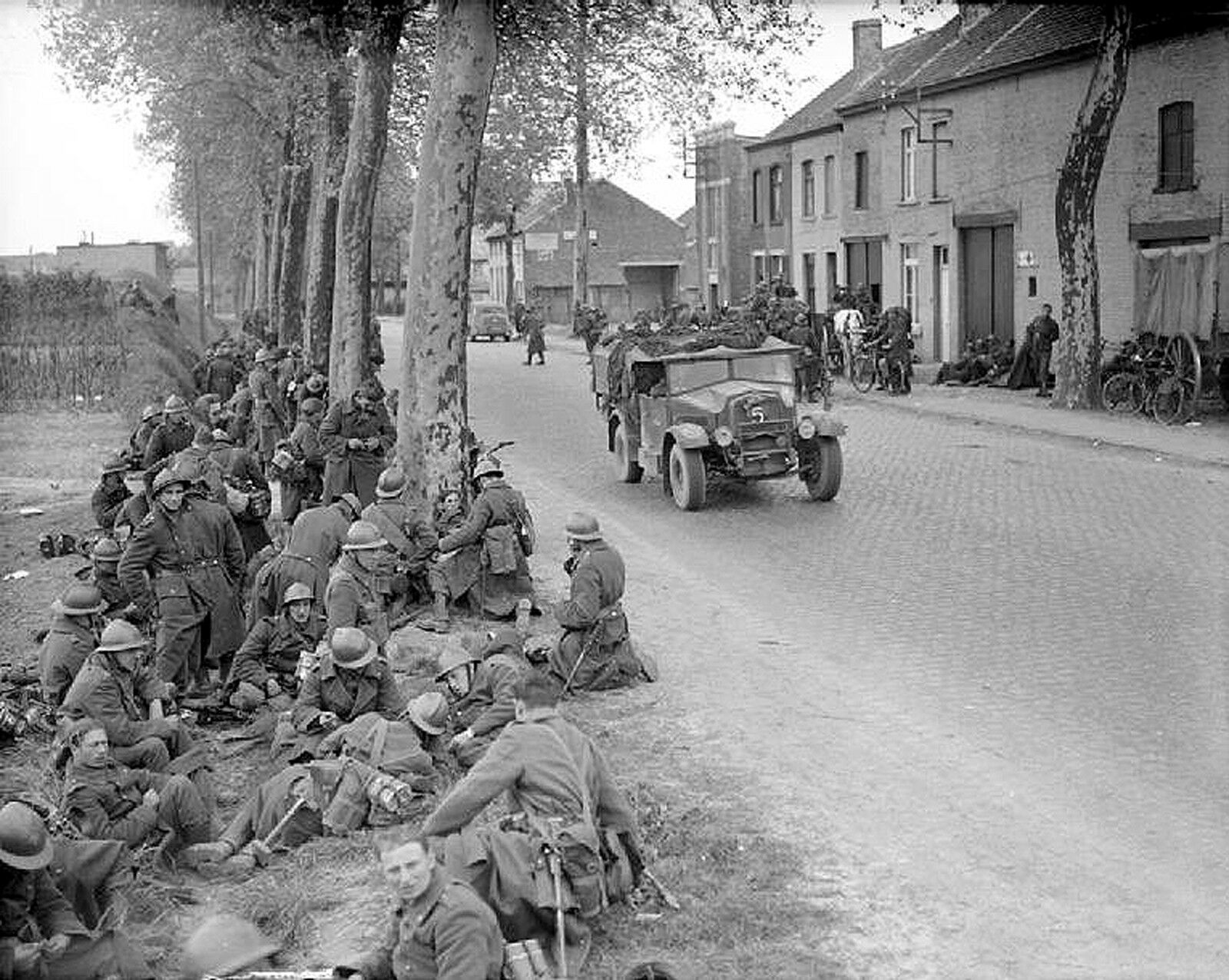 Ww 2 Photo Belgian Troops Resting By The Roadside In Louvain, Belgium May 1940